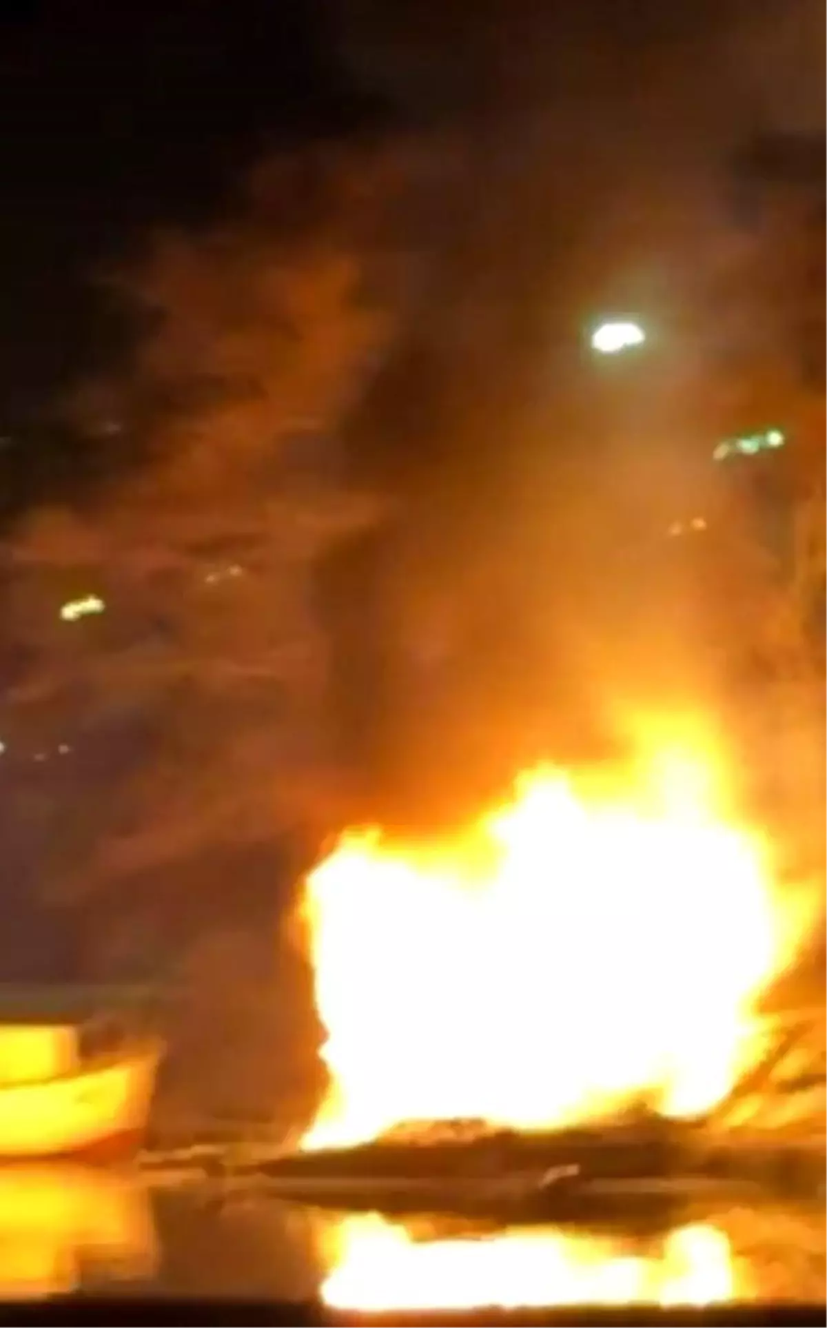 Küçükçekmece'de göl ağzındaki iki kayık alev alev yandı