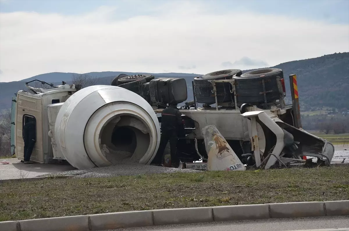 Kütahya'da aynı firmaya ait beton mikserlerinin çarpıştığı kazada 2 kişi yaralandı