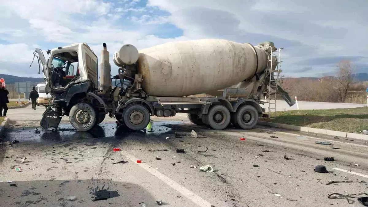 Kütahya'da beton mikserleri çarpıştı: 2 yaralı