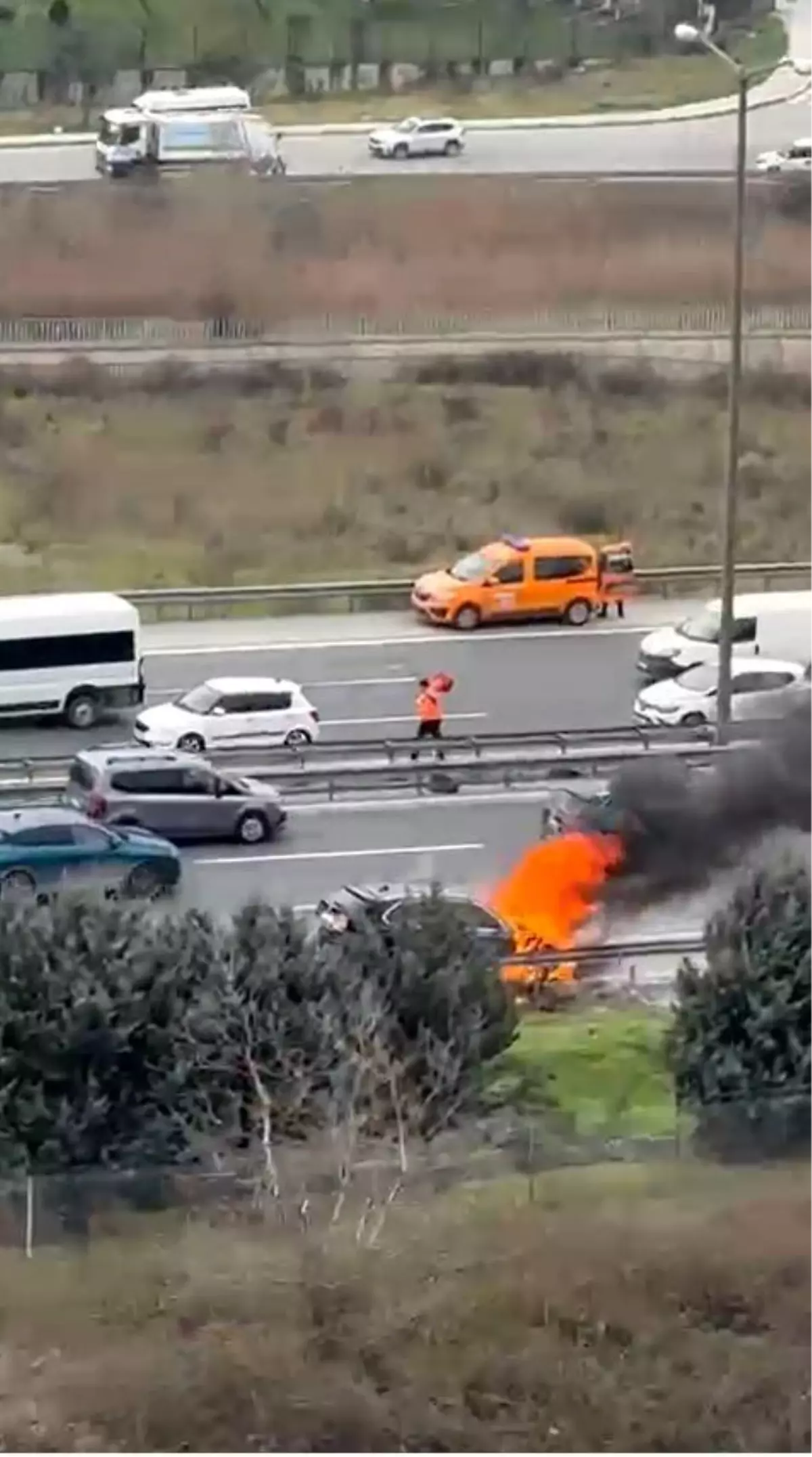 Lüks araç seyir hakindeyken alev topuna döndü