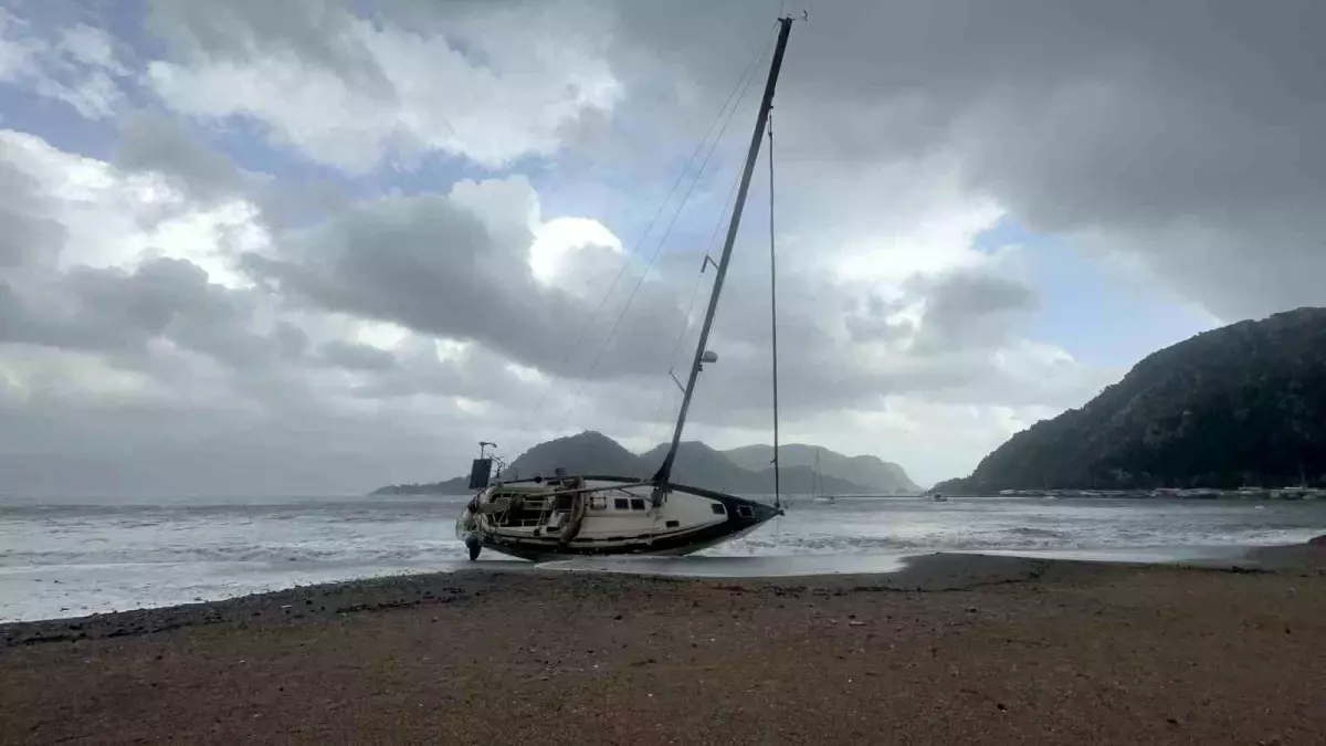 Marmaris'te şiddetli fırtına ve sağanak yağış etkili oluyor
