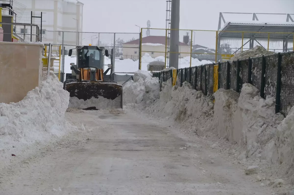 Muş'ta karla kaplı stat ekiplerin çalışmasıyla maça hazır hale getirildi