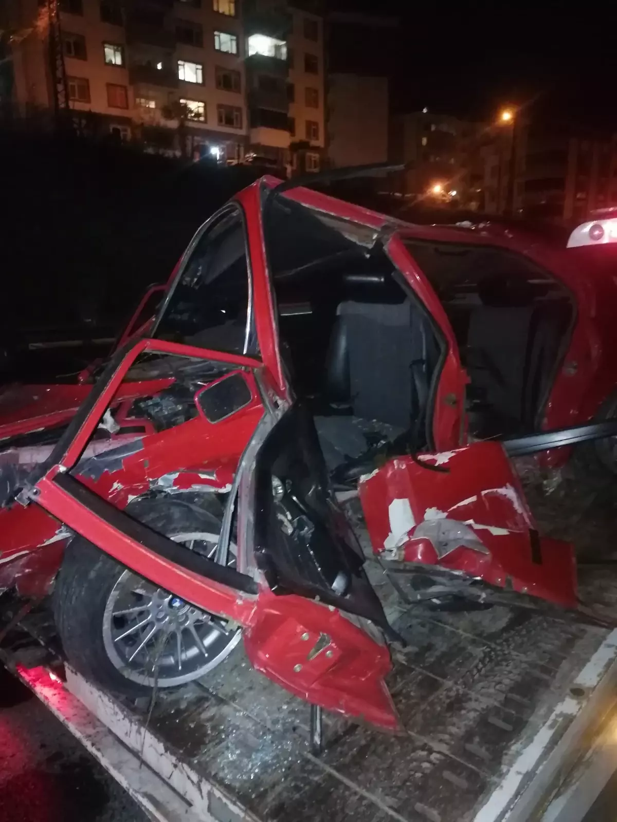 Otomobil bariyere çarptı, sürücü ağır yaralandı