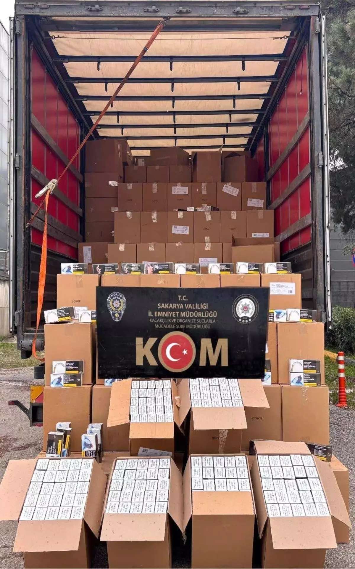 Otoyolda durdurulan tırda 6 milyon kaçak makaron ele geçirildi