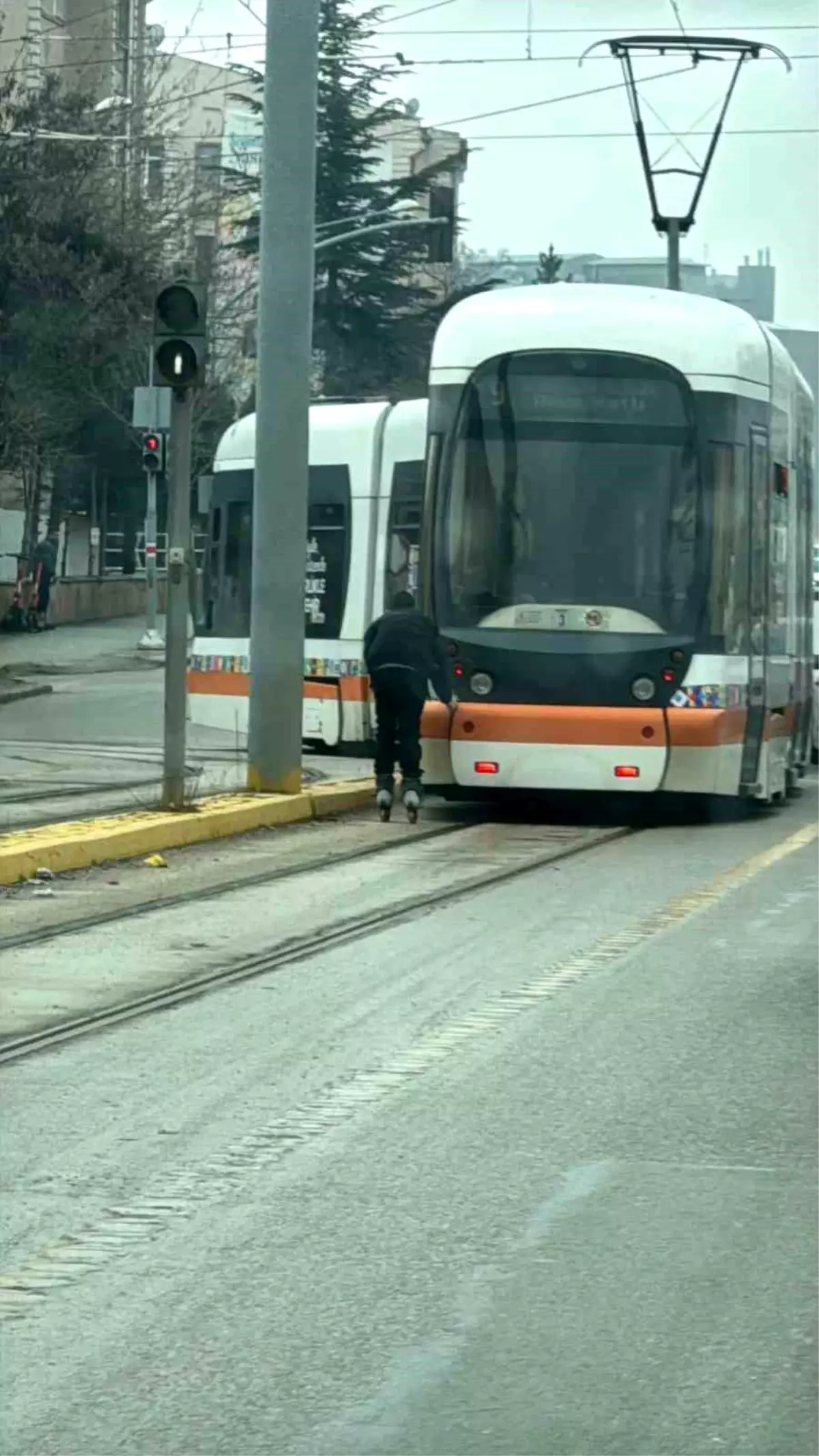Patenli çocuk tramvayın arkasına tutunarak canını hiçe saydı