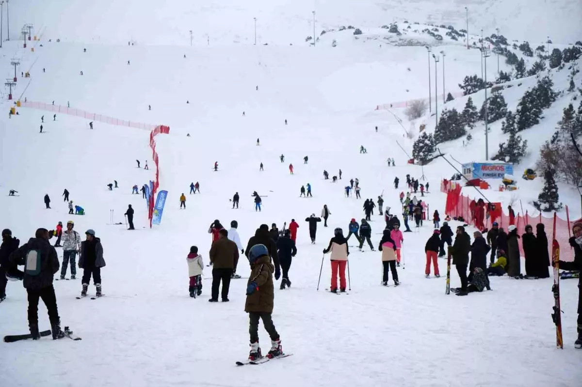 Rap müziğin yıldızı Çakal Ergan Kayak Merkezi'nde