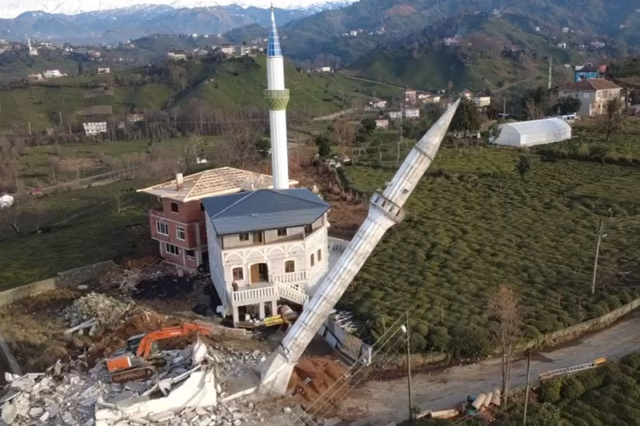 На фоне спора о земле в Ризе деревенские жители построили новую мечеть, старая была снесена