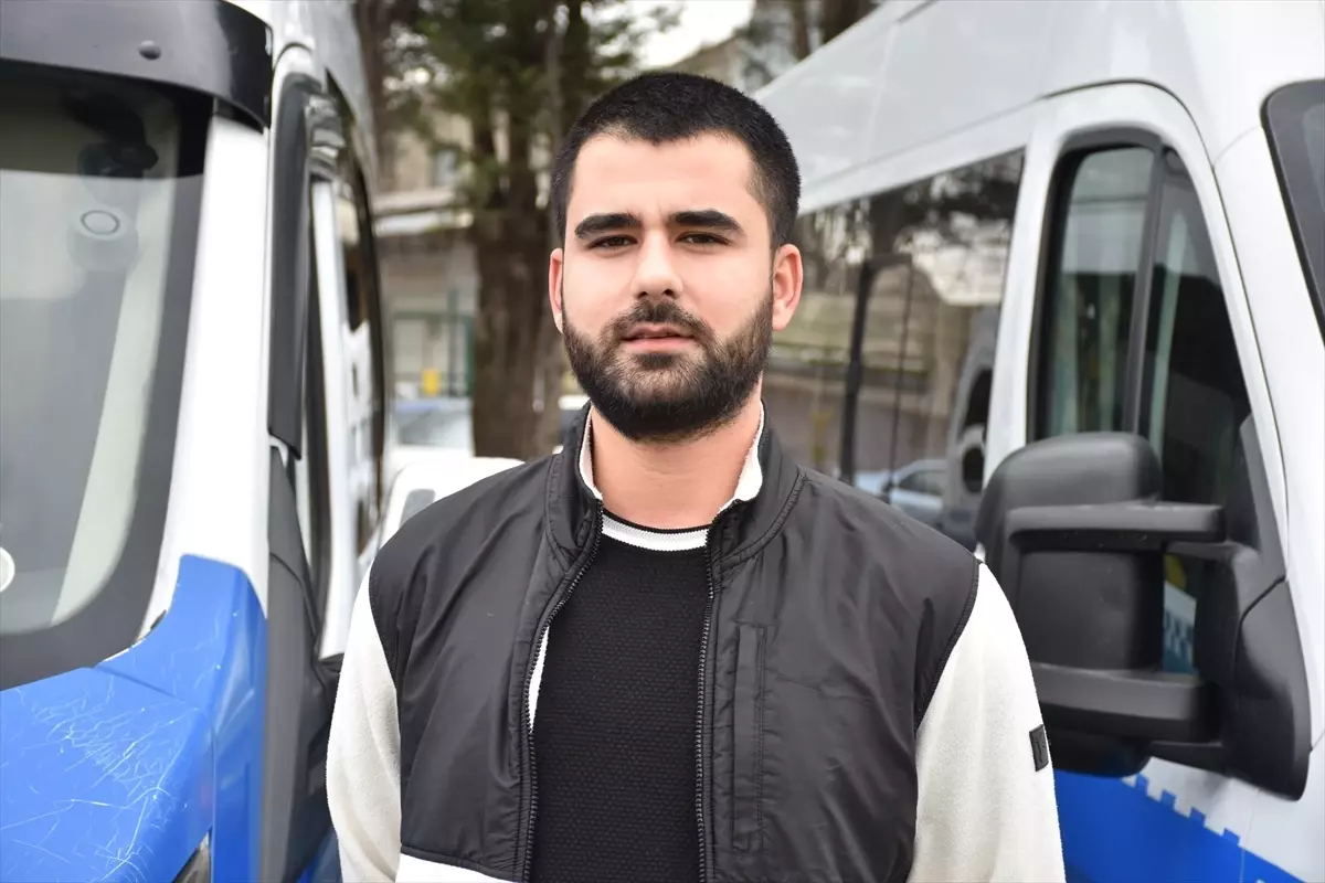 Sakarya'da minibüs şoförünün fenalaşan yolcuyu hastaneye yetiştirmesi kamerada