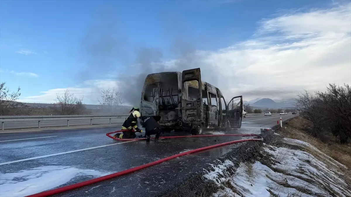 Seydişehir'de halindeki yolcu minibüsü yandı