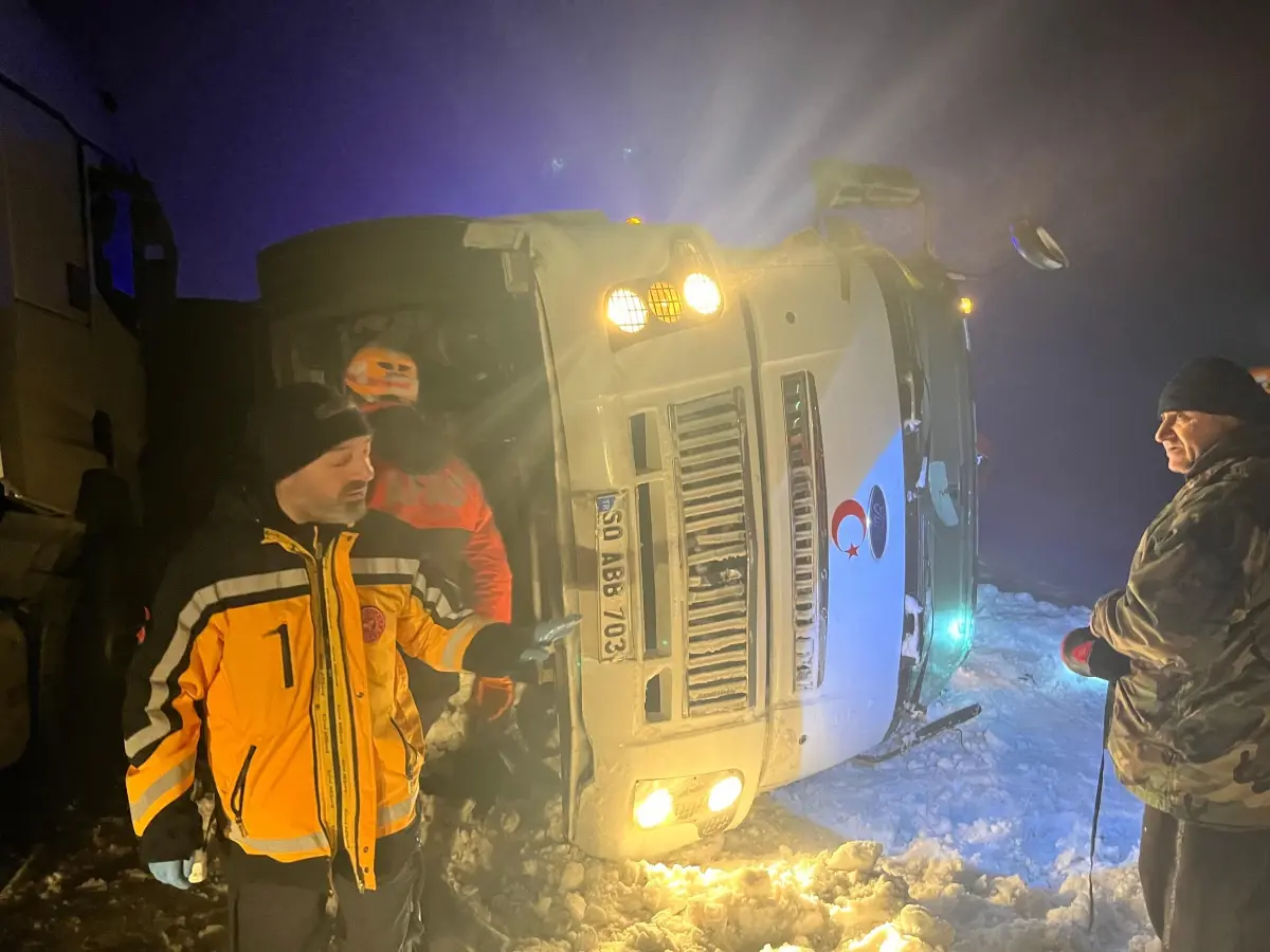 Sivas'ta 4 araç zincirleme kazaya karıştı: 8 yaralı