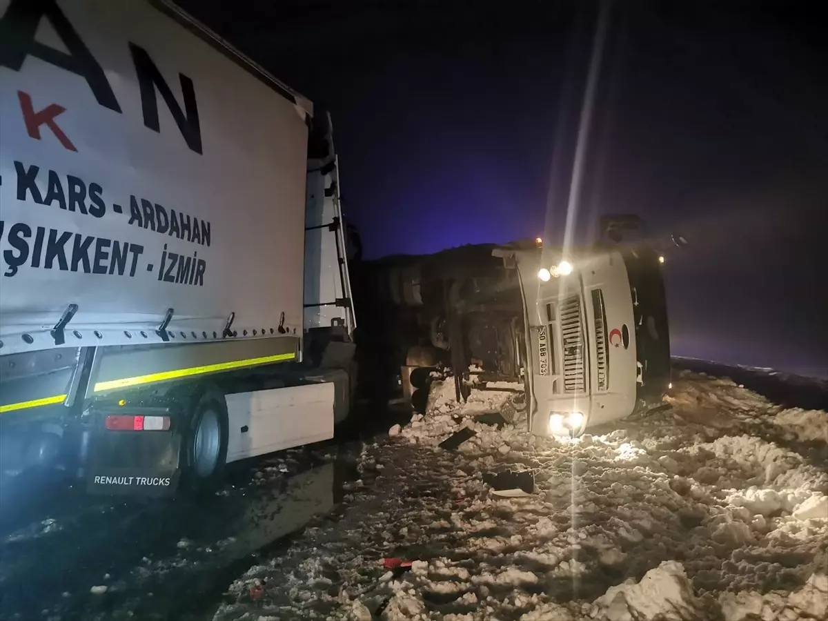 Sivas'ta 4 aracın karıştığı zincirleme trafik kazasında 8 kişi yaralandı