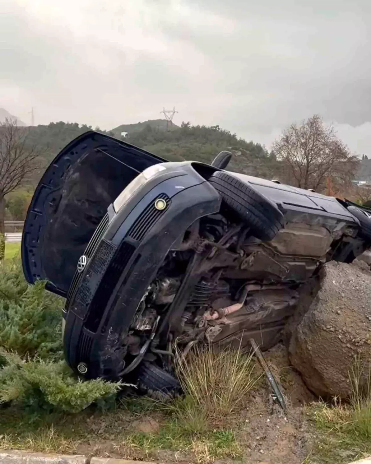 Söke'de otomobil refüje devrildi: 2 yaralı