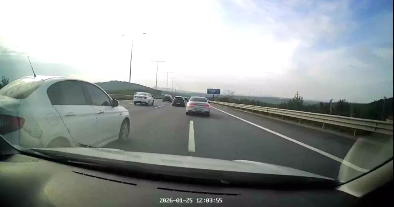 Sürücüyü sıkıştıran trafik magandası kamerada