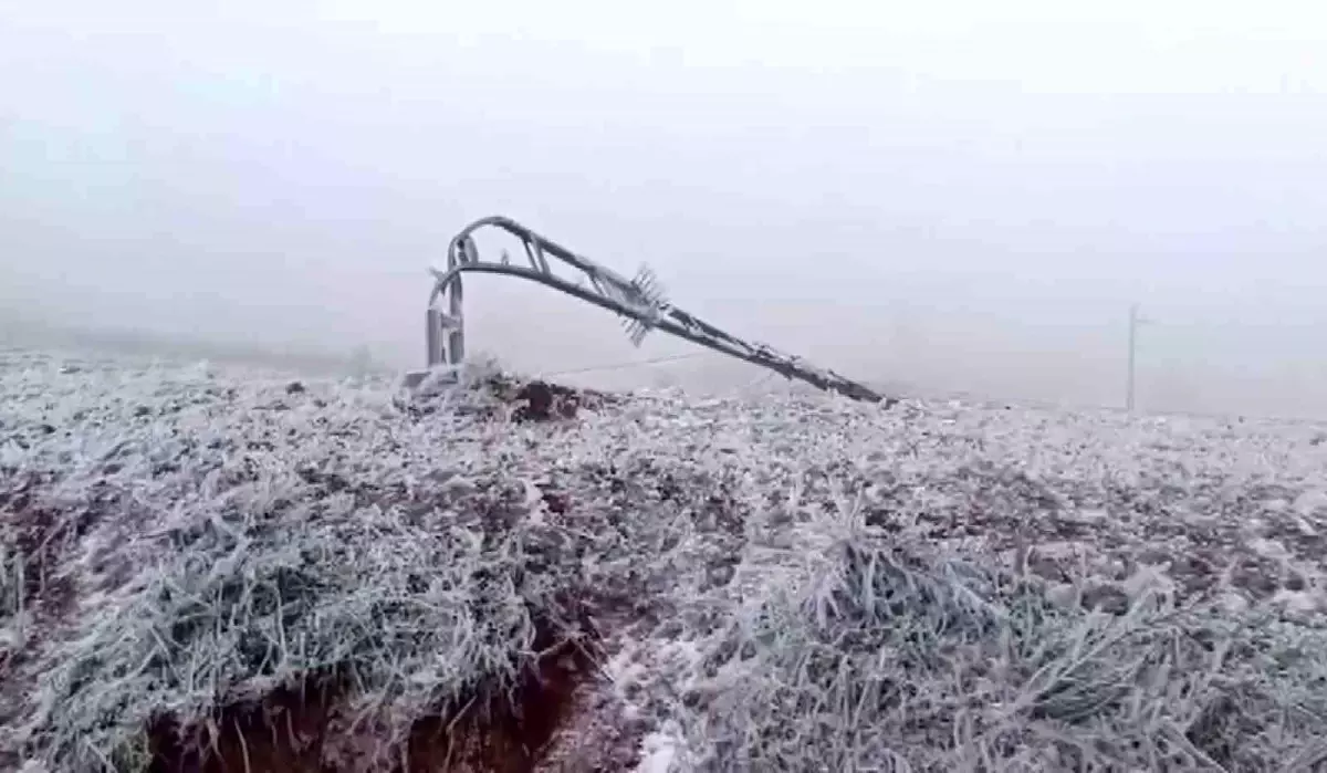 Tipi onlarca elektrik direğini yıktı, buzla kaplanan iletim hatları ekiplerce temizlendi