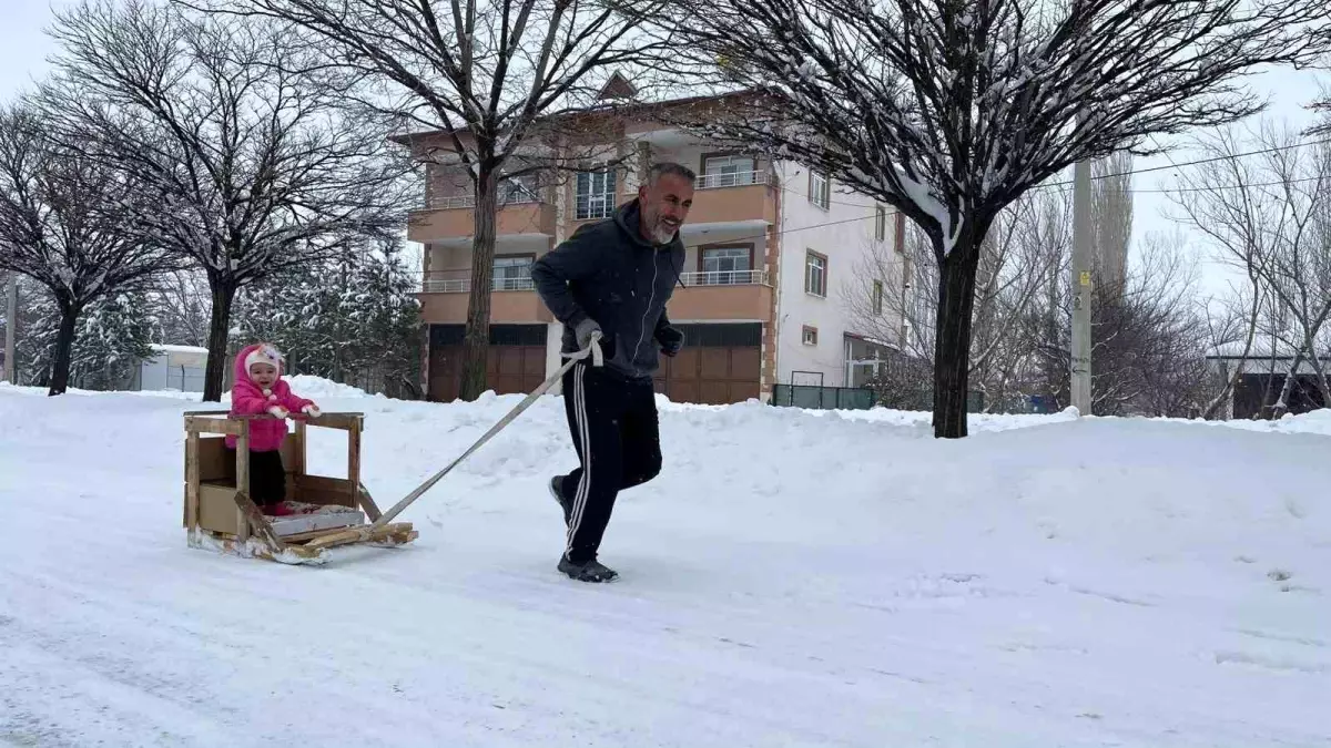 Torununu kızakla çekerek antrenman yapıyor