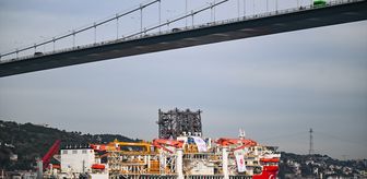 Türkiye'nin enerji filosuna eklenen ultra derin deniz sondaj gemisi 'Yıldırım' İstanbul Boğazı'ndan geçti