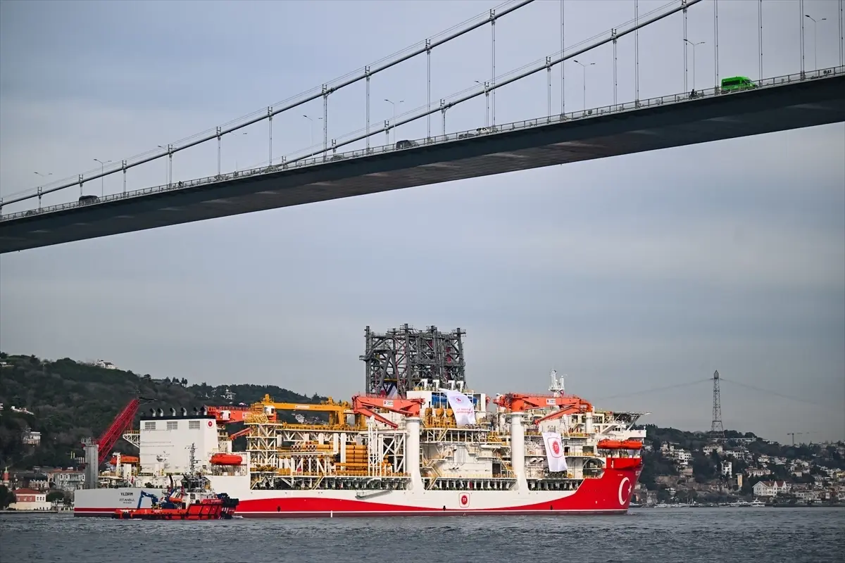Türkiye'nin enerji filosuna eklenen ultra derin deniz sondaj gemisi "Yıldırım" İstanbul Boğazı'ndan geçti