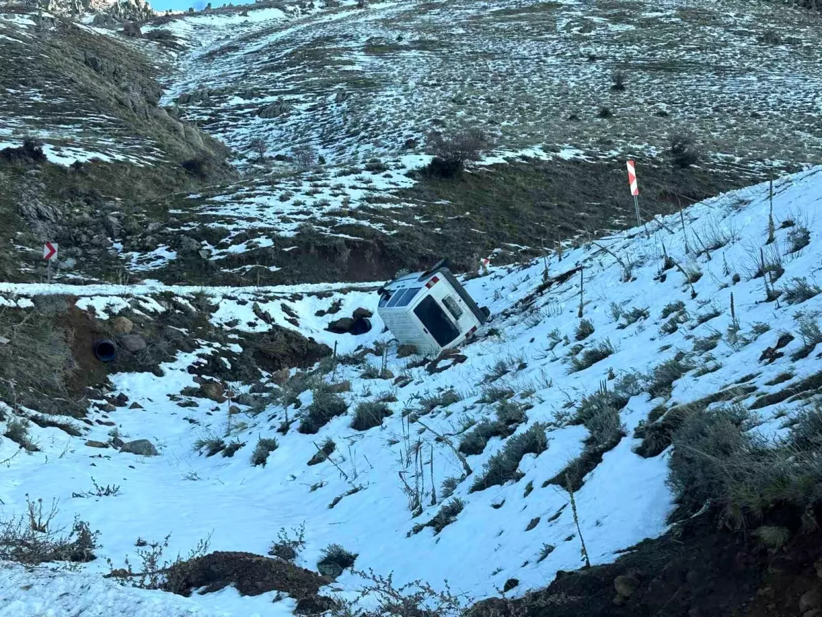 Uçuruma yuvarlanan araçta 2 kişi ölümden döndü