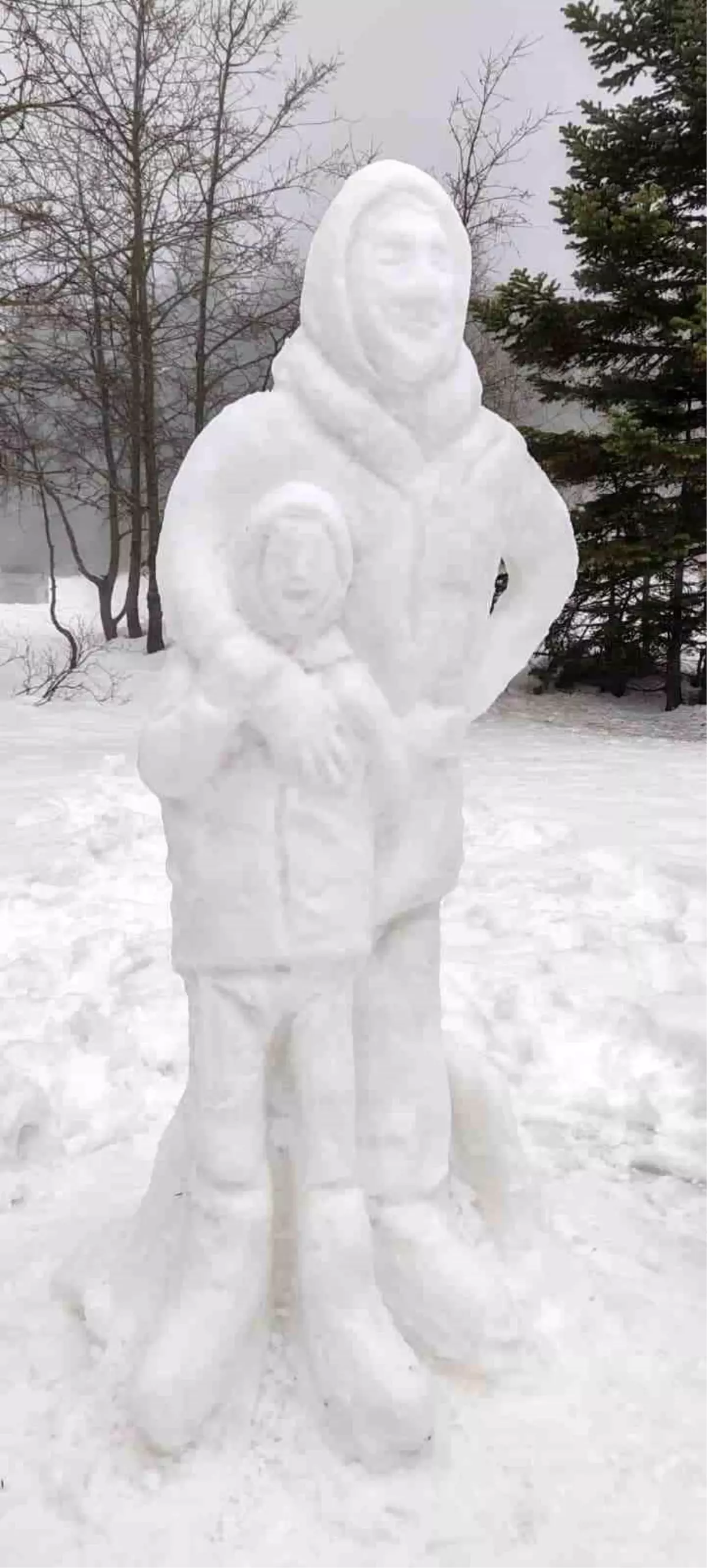 Uludağ'da kardan heykel sanat eserini aratmadı