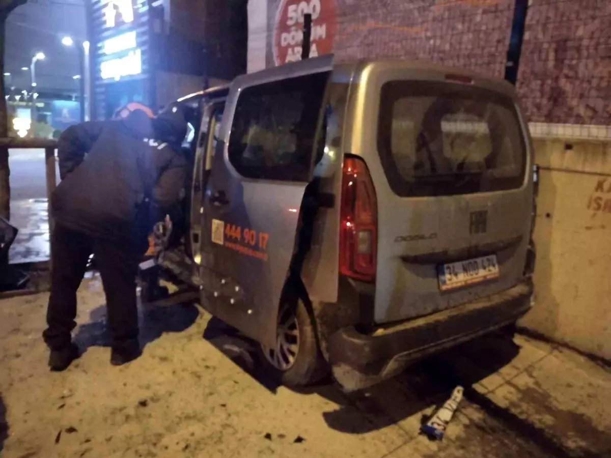 Ümraniye'de trafik kazası: 2'si ağır 3 yaralı