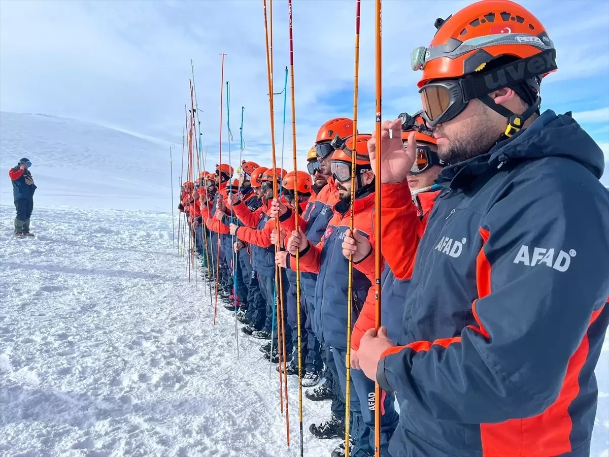 Van'da AFAD ekiplerine yönelik çığda arama kurtarma eğitimlerinin birinci etabı tamamlandı