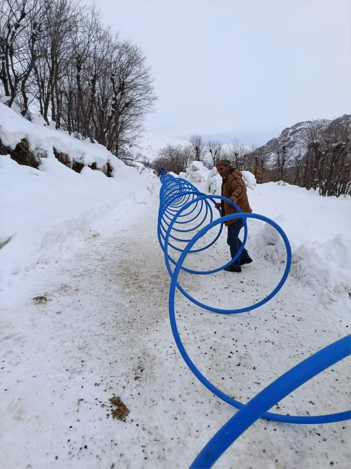 Van'da ekipler zor şartlara rağmen mahallenin içme suyu sıkıntısını giderdi