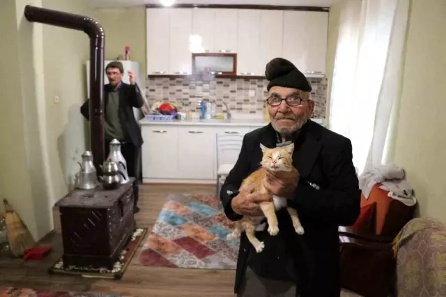 yanan evinin onunde kedisine sarildigi fotogr 19503640 o