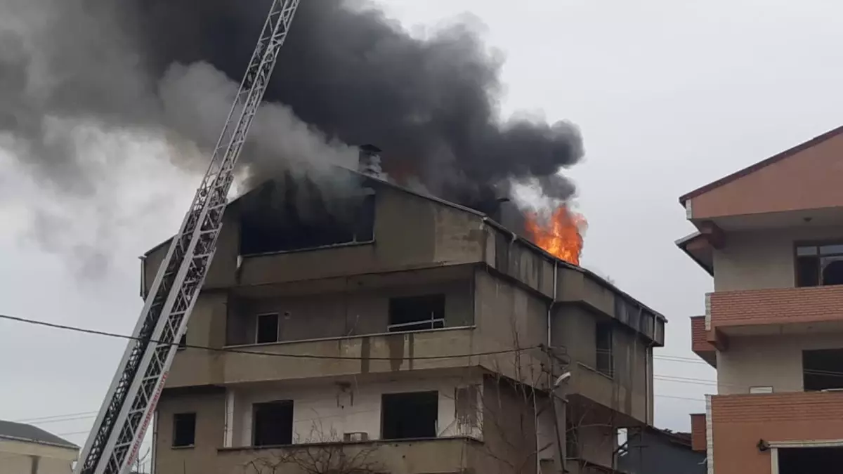 Yıkım işlemleri sırasında 4 katlı binanın çatısı yandı