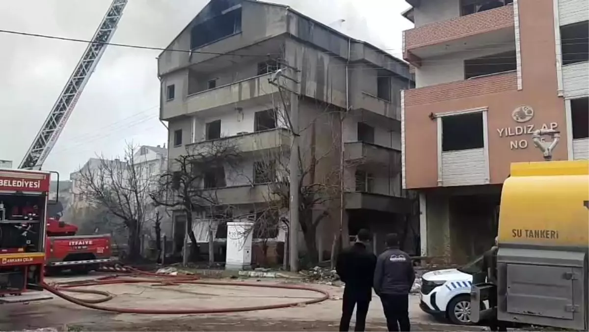 Yıkımı süren binanın çatı katında yangın çıktı