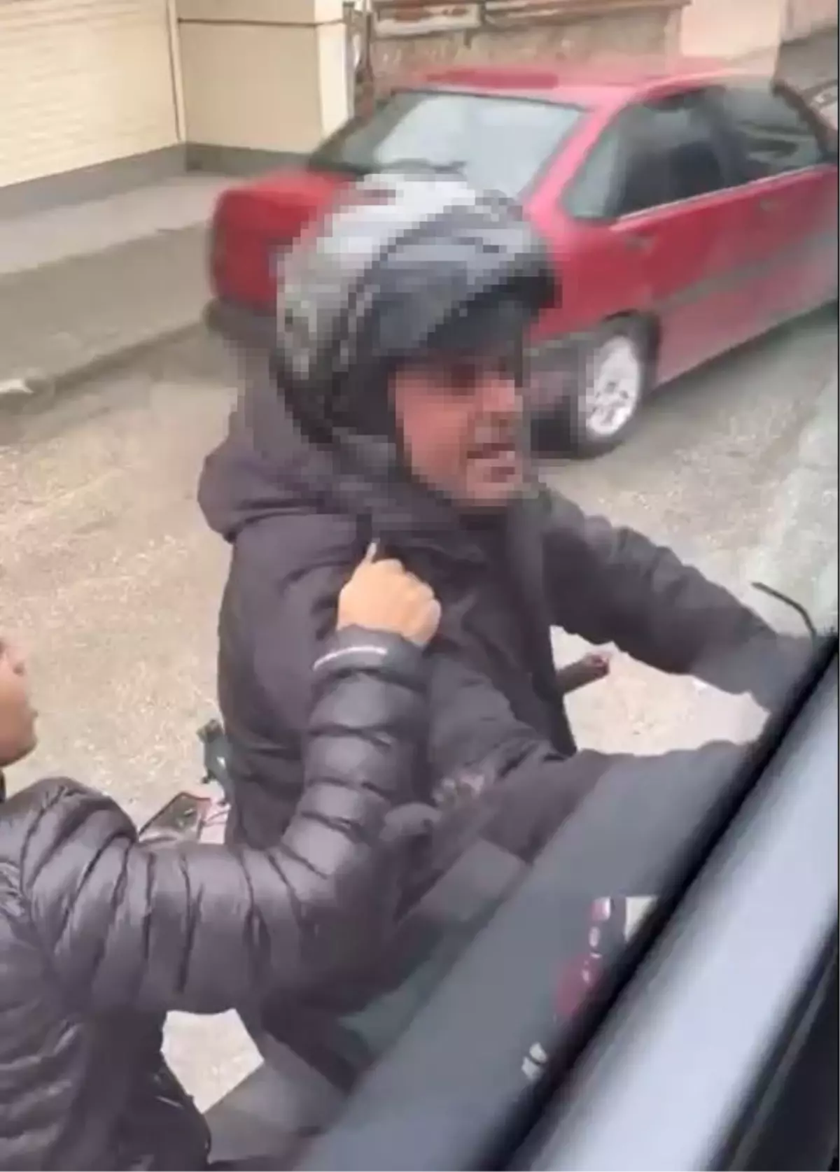 Yol verme tartışmasında minibüsün camını kıran şüpheli: Kaskıma vurunca sinirlendim