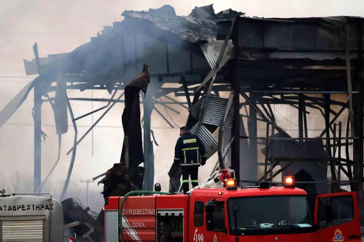 Yunanistan'da bisküvi fabrikasında yangın: 3 ölü