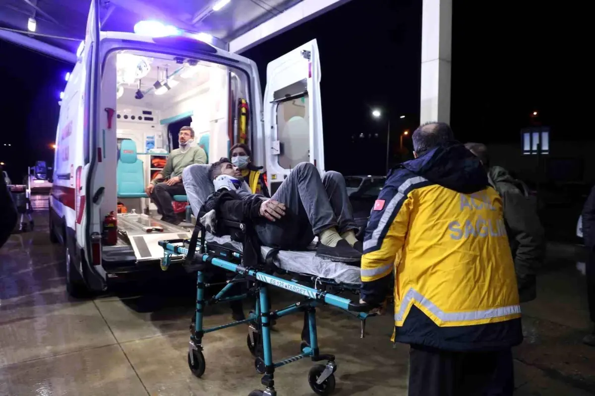 Adana'da fabrika işçilerini taşıyan minibüs devrildi: 13 yaralı