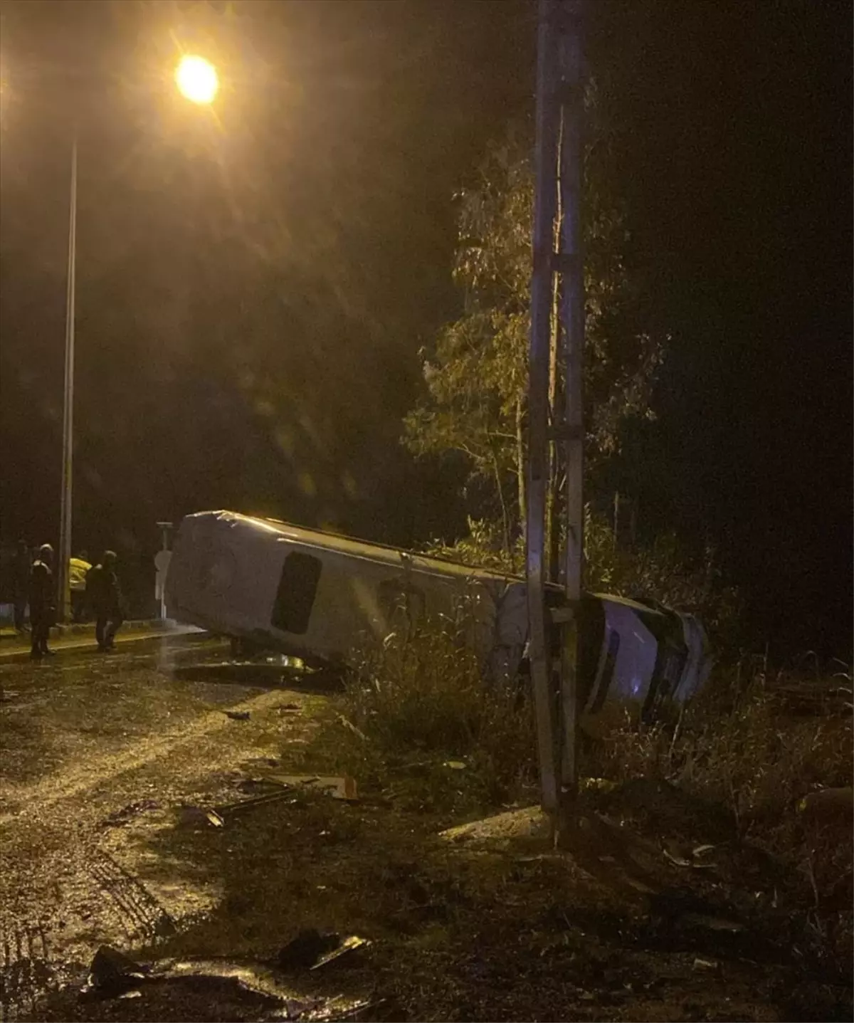 Adana'da işçileri taşıyan minibüsün devrilmesi sonucu 13 kişi yaralandı