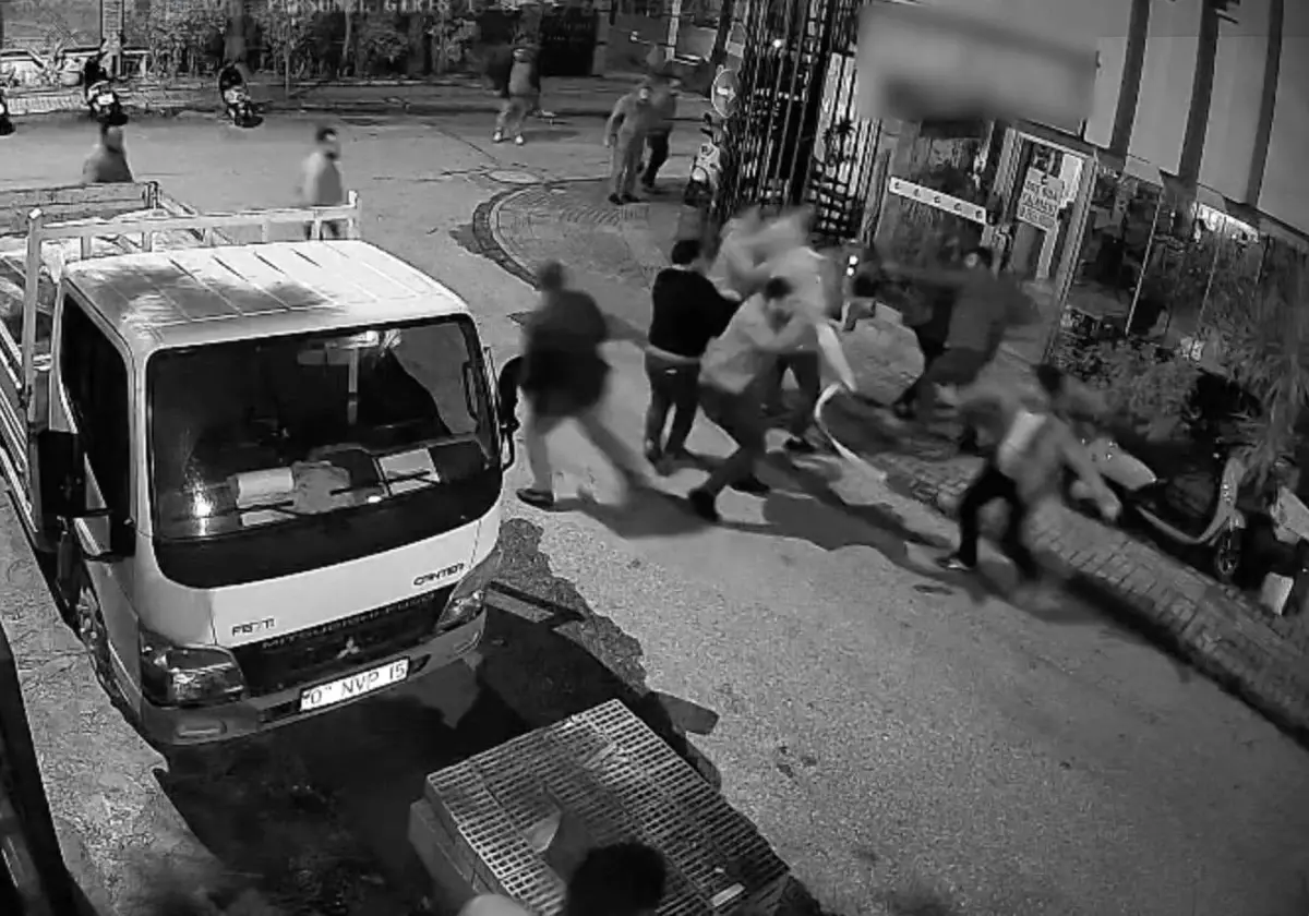 Alacak verecek meselinden birbirlerine girdiler, adliyeye sargılar içinde sevk edildiler