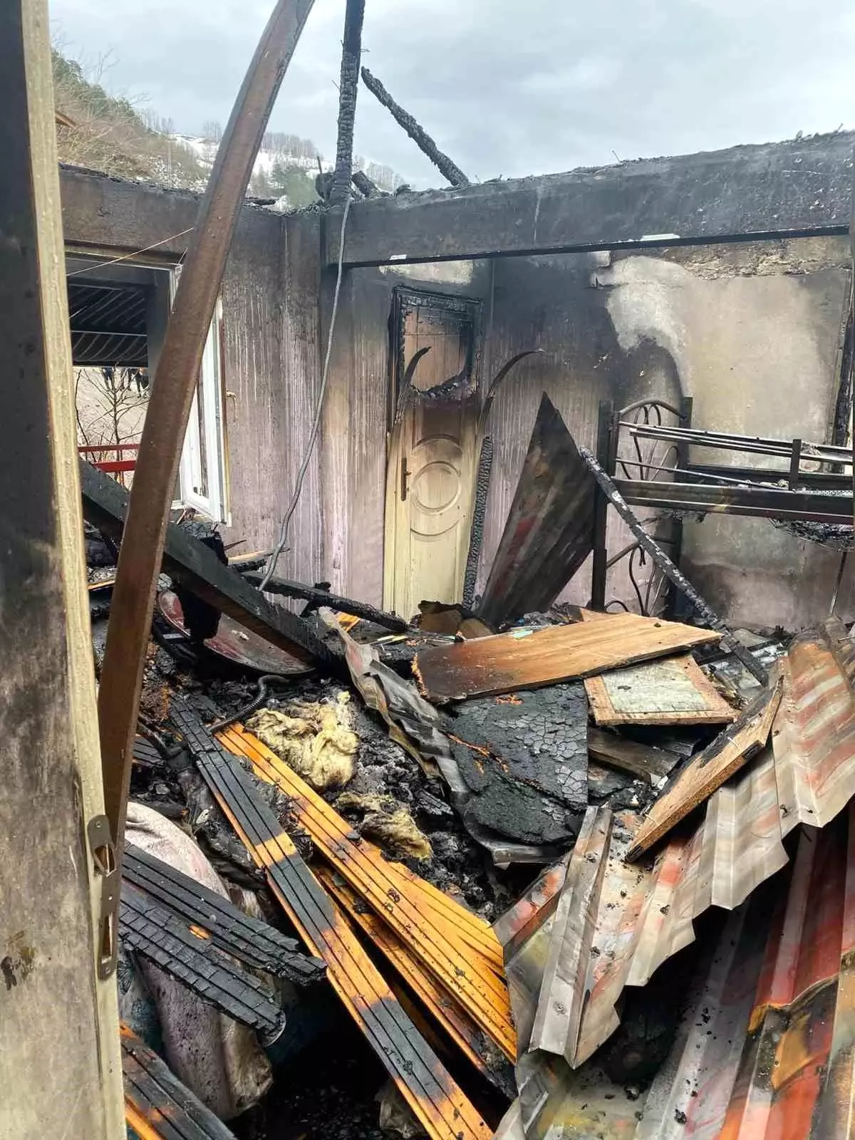 Alevlere teslim olan ev kullanılmaz hale geldi