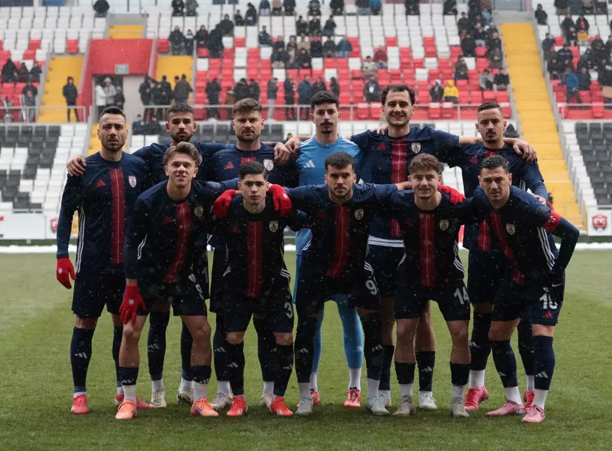 Altınordu sahasında Adana 01 ile rakip