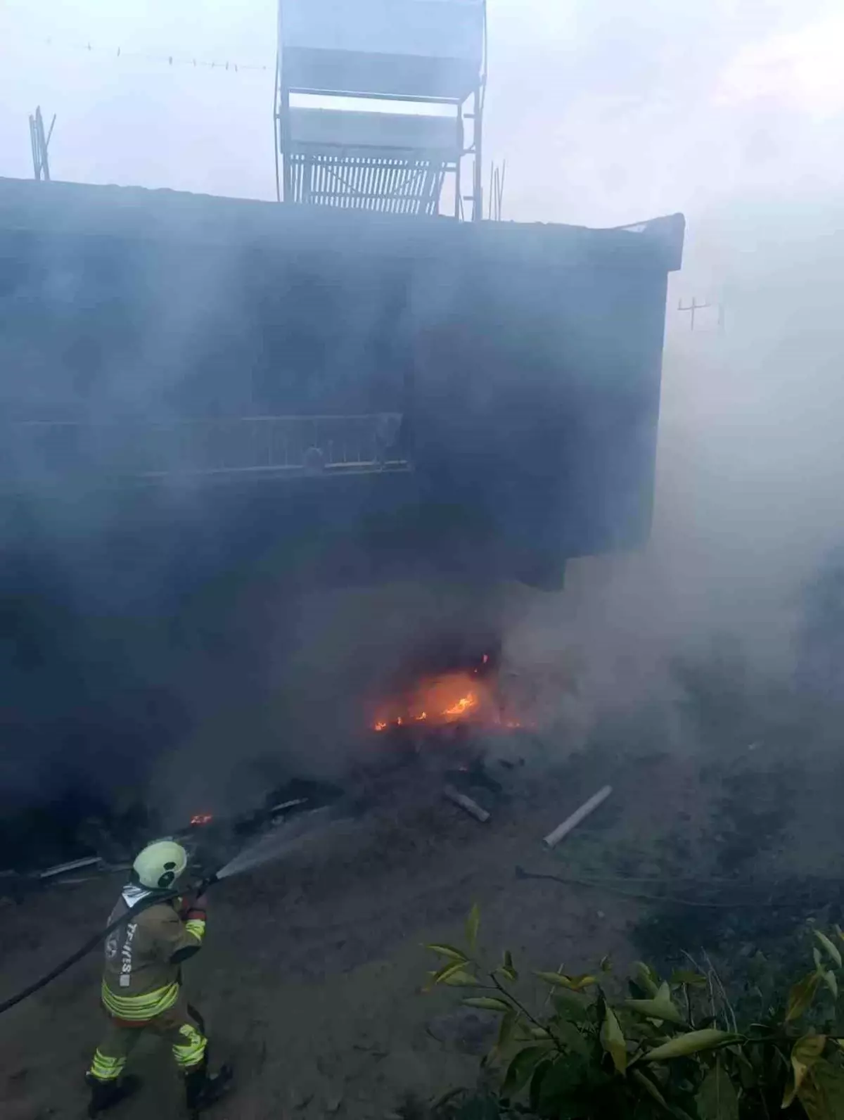 Altınözü'nde odunluk yangını