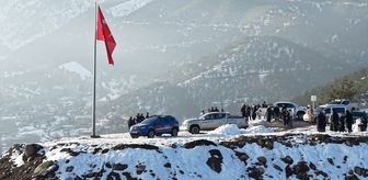 Amanos Dağları'nın eteklerindeki yıpranan Türk bayrağı değiştirildi