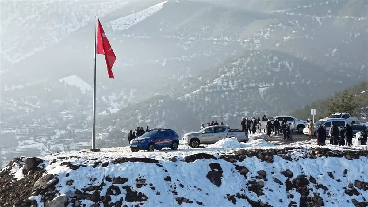 Amanos Dağları'nın eteklerindeki yıpranan Türk bayrağı değiştirildi