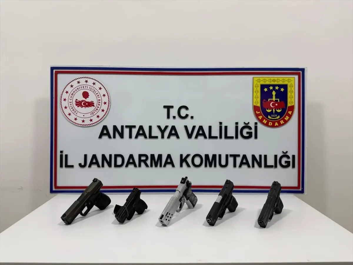 Antalya'da ruhsatsız silah operasyonunda 4 kişi yakalandı