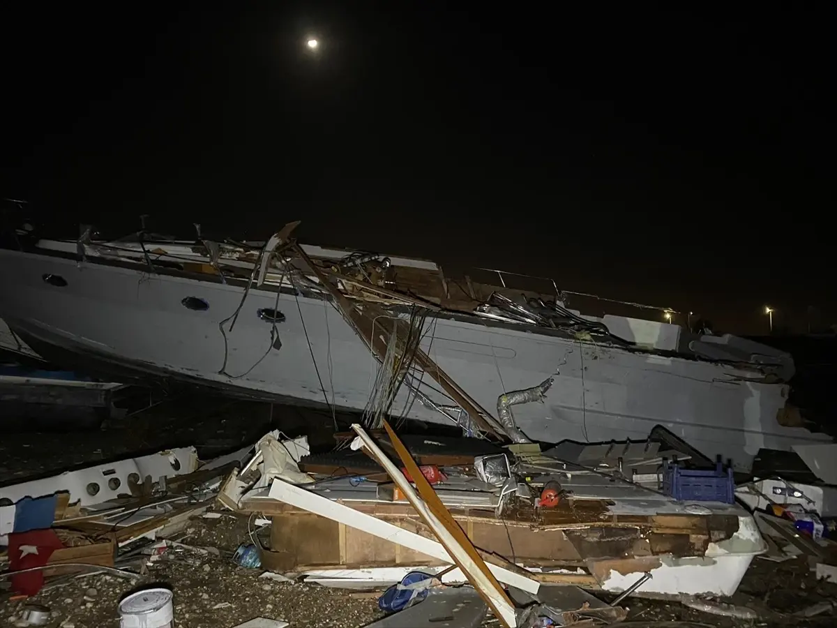 Antalya'nın Aksu ilçesinde çıkan hortumda bir kişi yaralandı