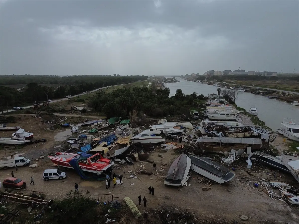 Antalya'nın Aksu ilçesinde çıkan hortumda bir kişi yaralandı, tekneler zarar gördü