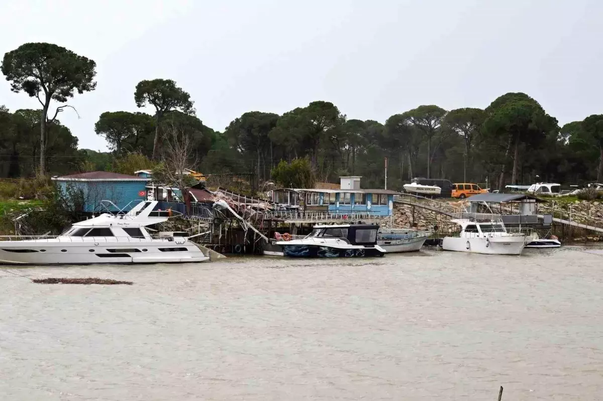 Antalya Valisi Şahin: "Seralar ciddi hasar gördü, bir kişi yaralandı"
