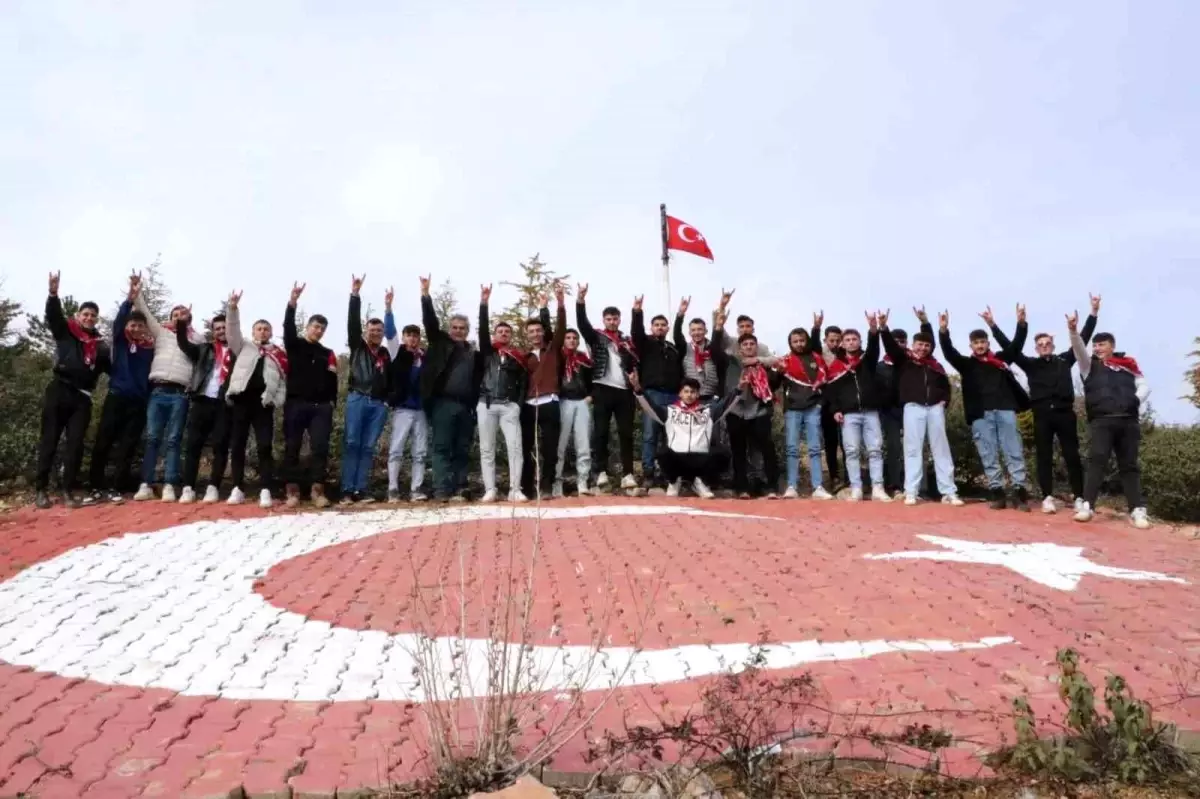 Asker adayları ilk nöbetlerini köylerindeki bu tepede tutuyor