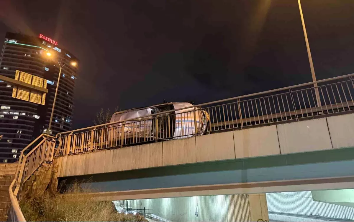 Avcılar E-5 yan yolda kaza: 2 yaralı