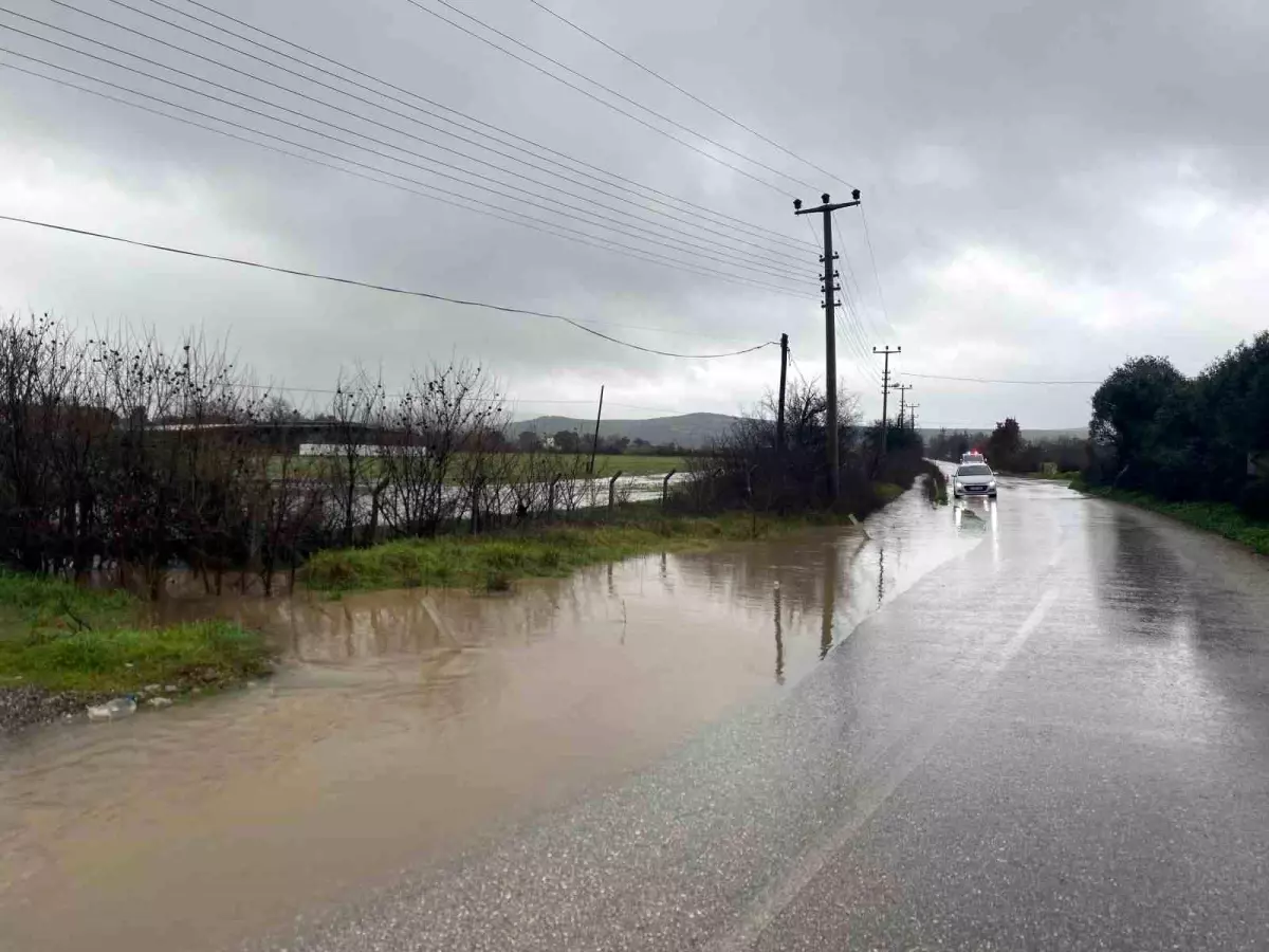 Ayvacık'ta sağanak yağış tarım arazilerini sular altında bıraktı
