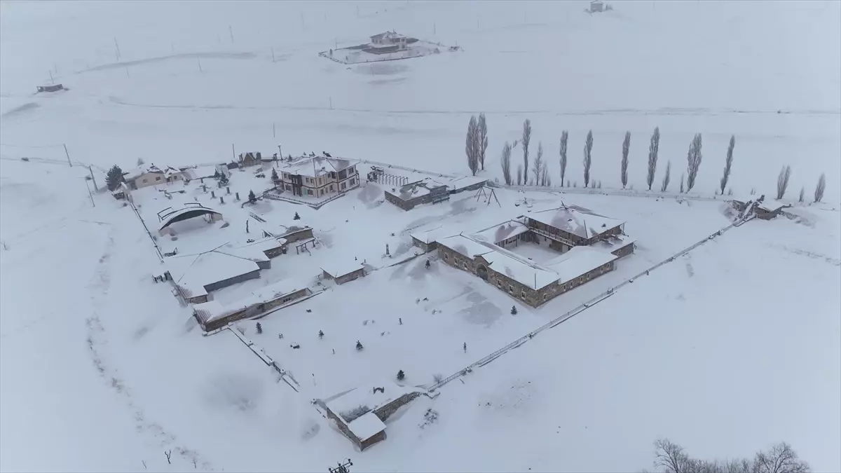 Bayburt'taki Kenan Yavuz Etnografya Müzesi beyaz örtüyle kaplandı