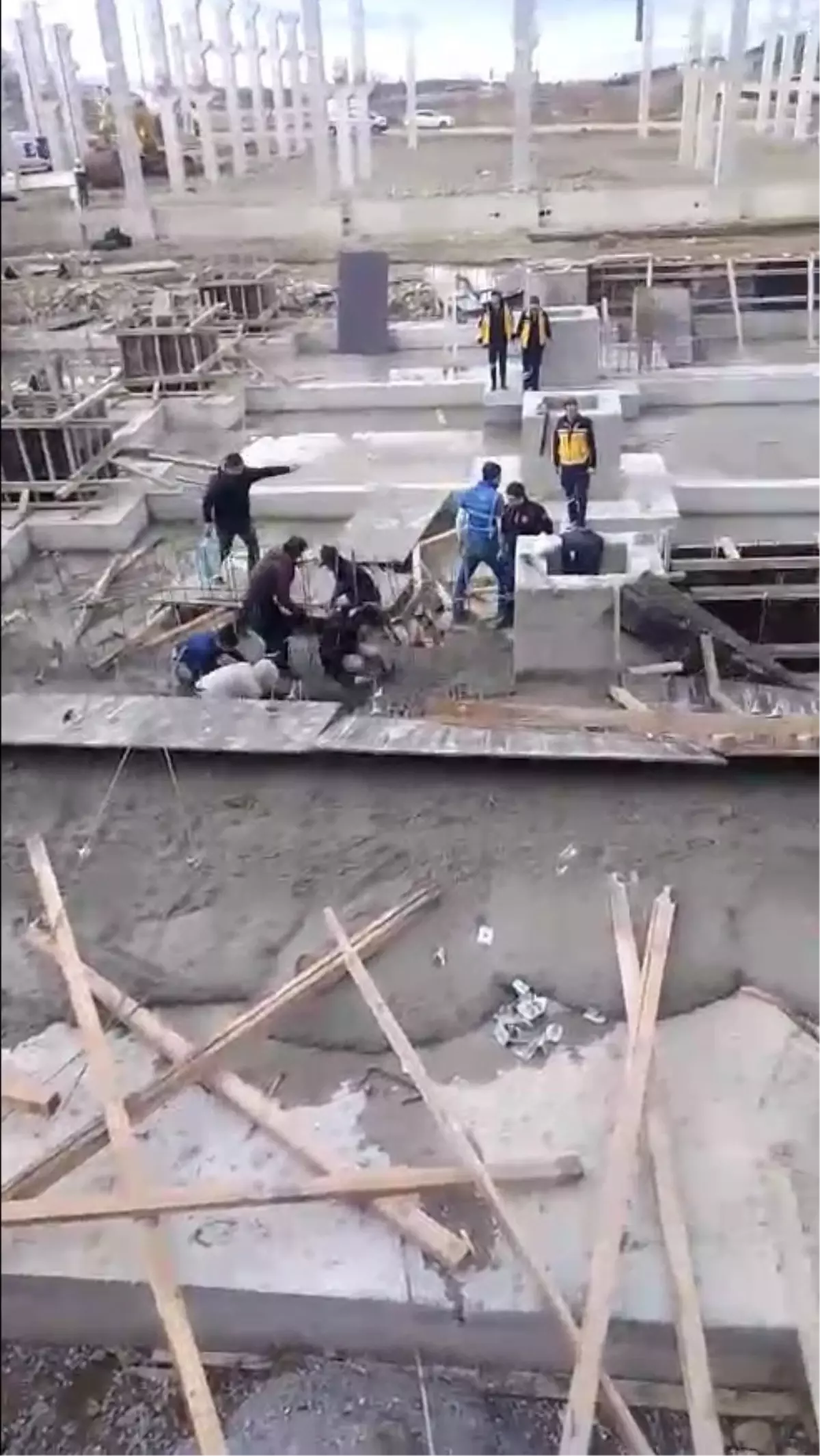 Bursa'da inşaat alanında beton dökümü sırasında göçük: 1 ölü