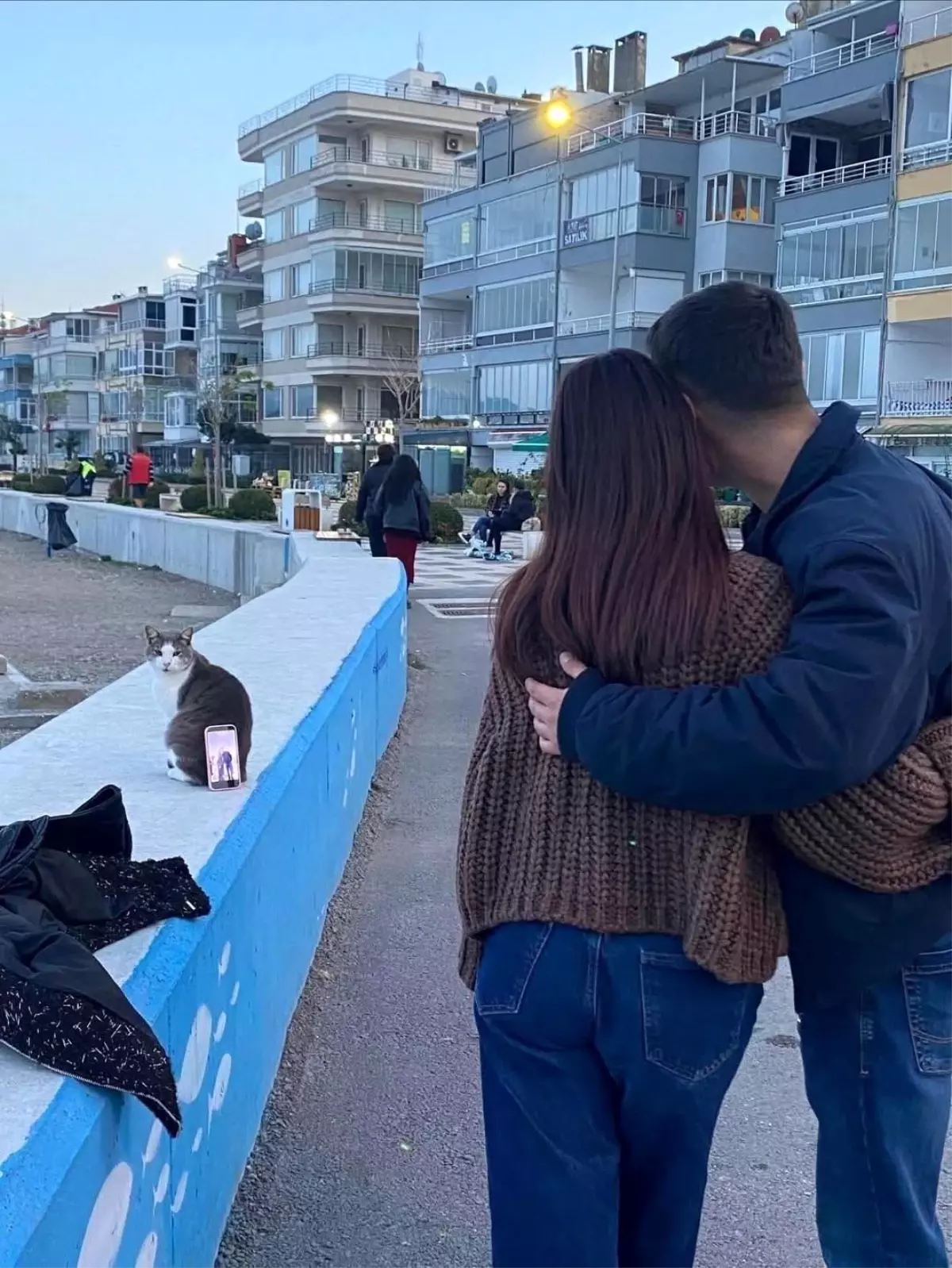 Bursa sahilinde ilginç fotoğraf çözümü: Tripod yerine kedi kullandılar