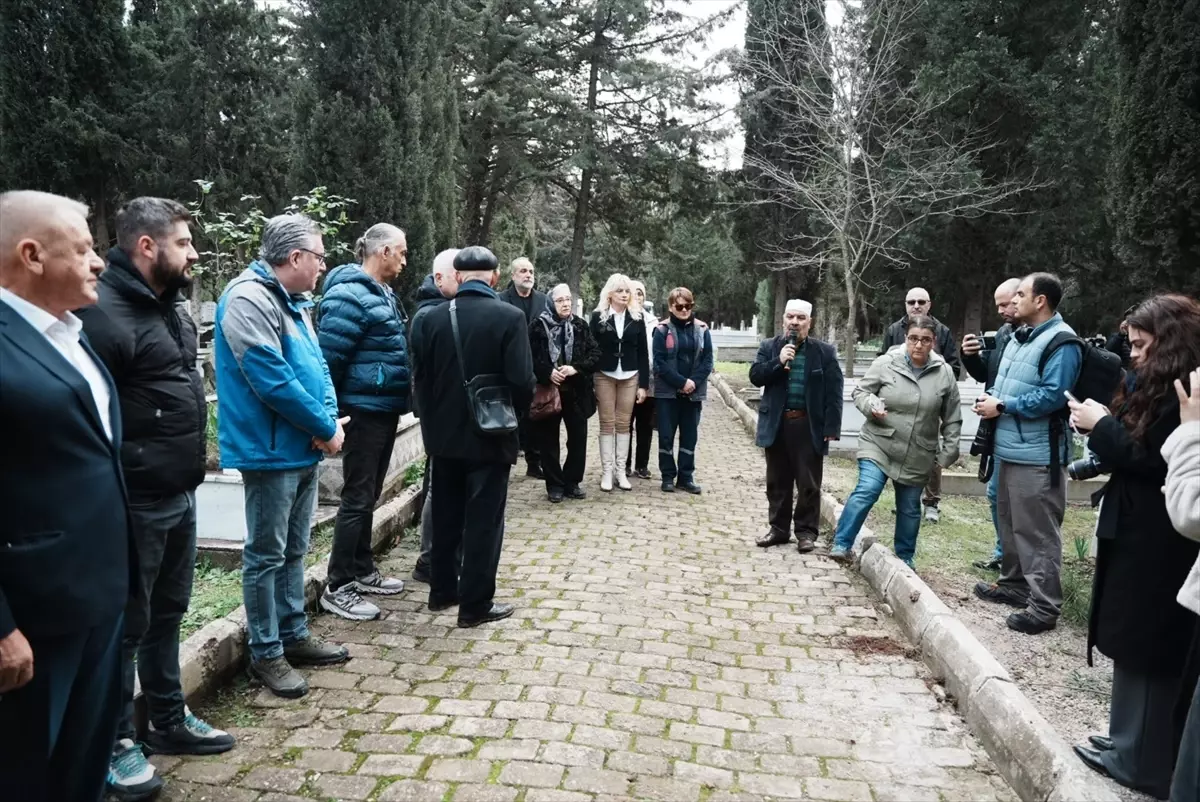 Çanakkale'de duayen gazeteciler mezarları başında anıldı